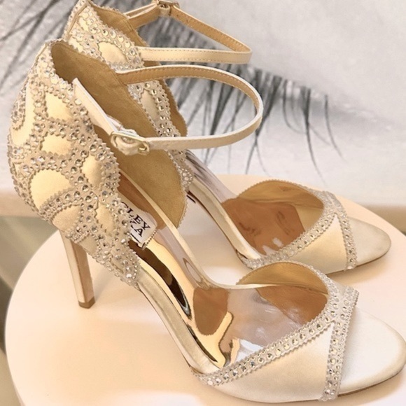 🌸BADGLEY MISCHKA🌸COLLECTION Roxy Sandal Ivory Satin size 9.5 - Picture 4 of 16